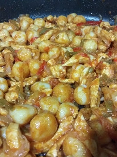 Una foto de Ñoquis con pollo y verduras