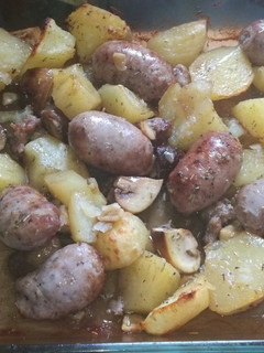Una foto de Butifarras al horno con setas portobello y patatas especiadas