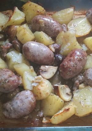 Foto principal de Butifarras al horno con setas portobello y patatas especiadas