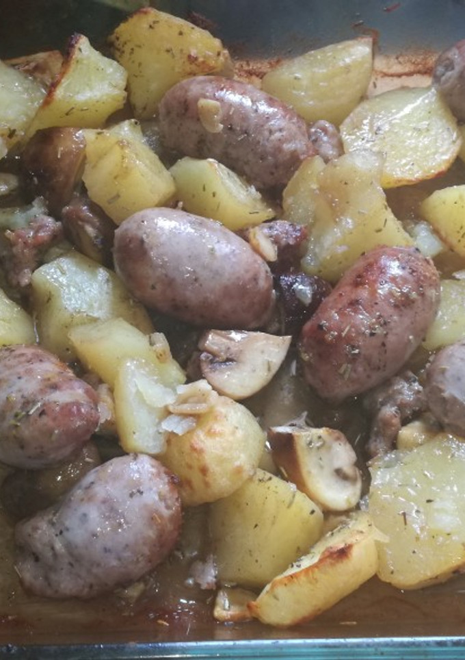 Una foto de Butifarras al horno con setas portobello y patatas especiadas
