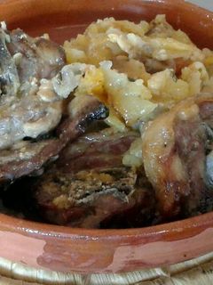 Una foto de Cuello de cordero con patatas al horno