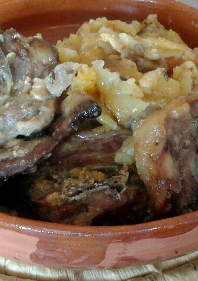 Una foto de Cuello de cordero con patatas al horno
