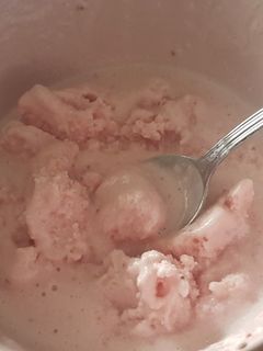 Una foto de Helado de fresa fit