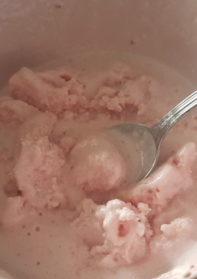 Una foto de Helado de fresa fit
