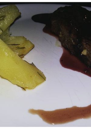 Una foto de Lomo al malbec con papas cuña