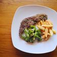 Hígado de añojo en adobo con cilantro empanado y guarnición