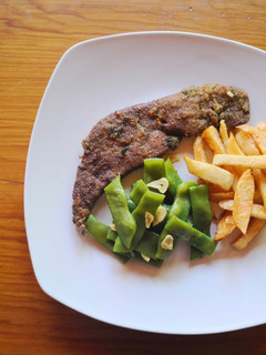 Una foto de Hígado de añojo en adobo con cilantro empanado y guarnición