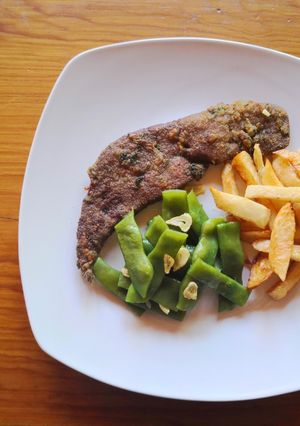 Foto principal de Hígado de añojo en adobo con cilantro empanado y guarnición