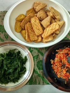 Foto resep Tempe tahu goreng + sambel bawang + bayam rebus