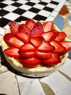 Una foto de Tarta de frutilla y crema pastelera vegana