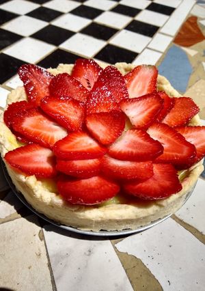 Una foto de Tarta de frutilla y crema pastelera vegana