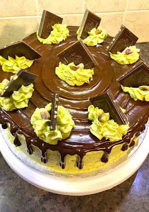 Csokoládés pisztáciás torta ír krémlikőrrel recept fotója