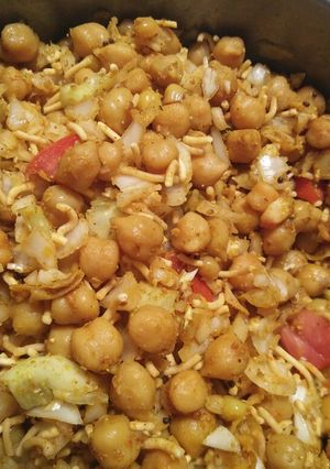 A picture of Chickpeas Salad.