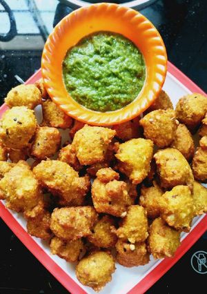 A picture of Moth daal pakoda.