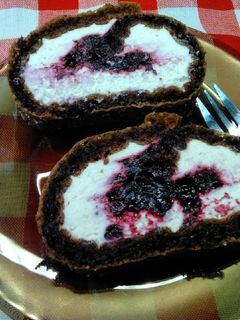 Tejszínes feketeribizlis piskótatekercs (gluténmentes) recept fotója