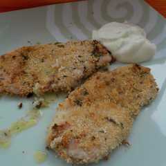 Una foto de Pechuga de pollo marinada, macerada, al horno y alioli