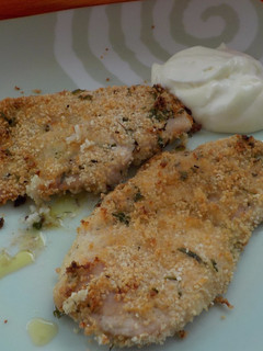 Una foto de Pechuga de pollo marinada, macerada, al horno y alioli