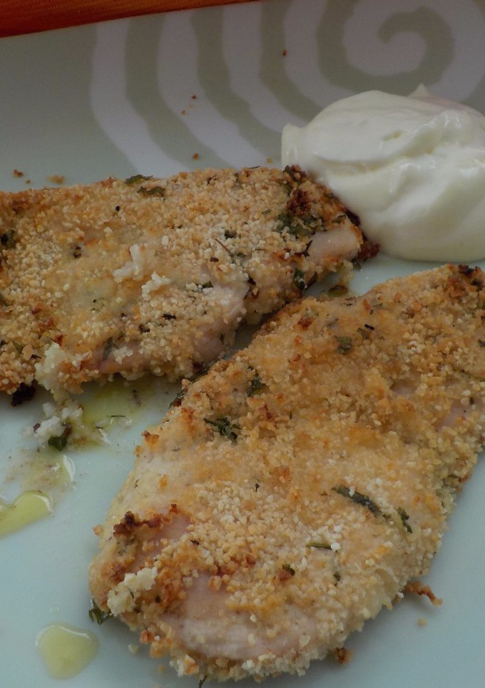 Una foto de Pechuga de pollo marinada, macerada, al horno y alioli