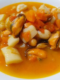 Una foto de Garbanzos con sepia y mejillones