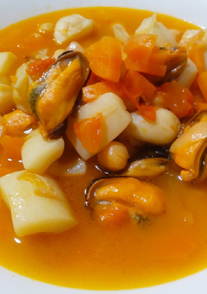 Una foto de Garbanzos con sepia y mejillones