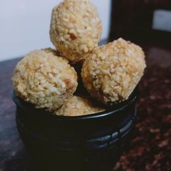 A picture of Jaggery till ladoo.