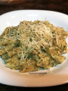 Una foto de Salsa de calabacín con macarrones y atún o con albóndigas