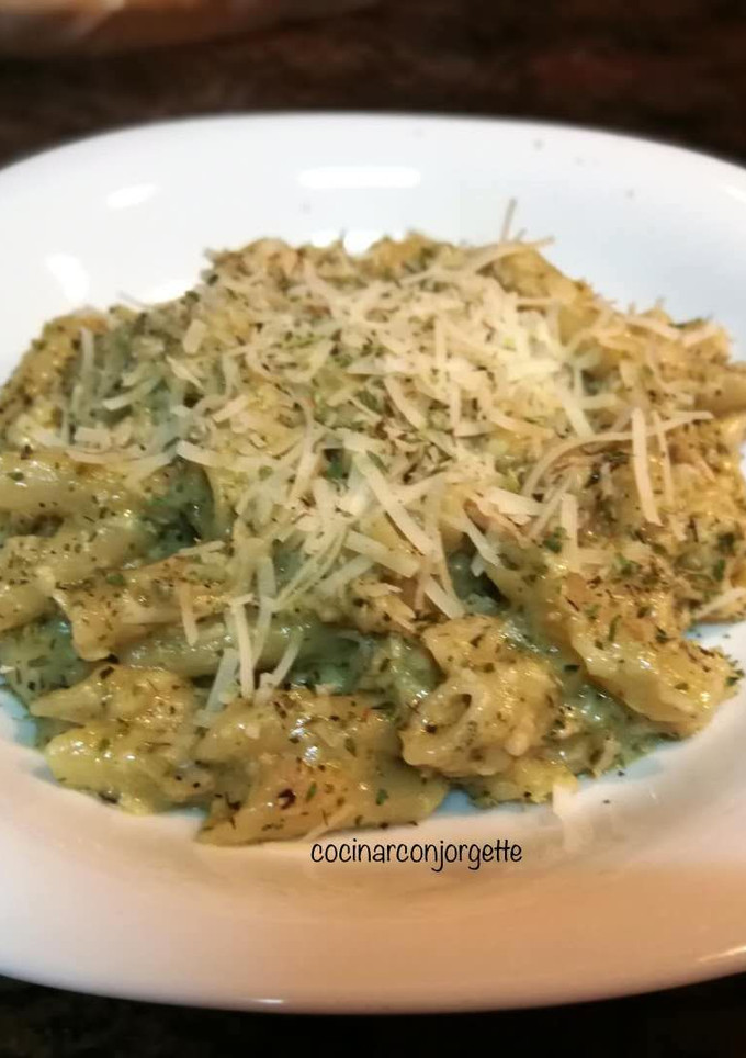Una foto de Salsa de calabacín  con macarrones  y atún o con albóndigas
