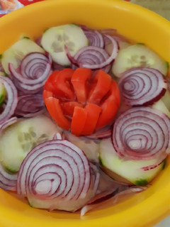 Lilahagymas uborka saláta recept fotója