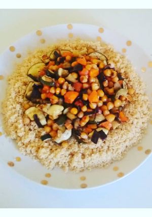 Une photo de Un plat complet et équilibré, semoule de blé et légumes rôtis