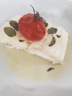 Una foto de Merluza de pincho al horno con tomate confitado a baja temperatura