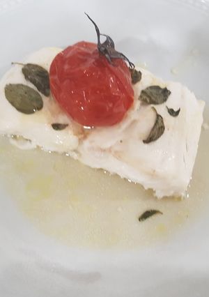 Foto principal de Merluza de pincho al horno con tomate confitado a baja temperatura