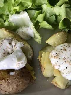 Una foto de Patatas chafadas y especiadas al horno con yogur