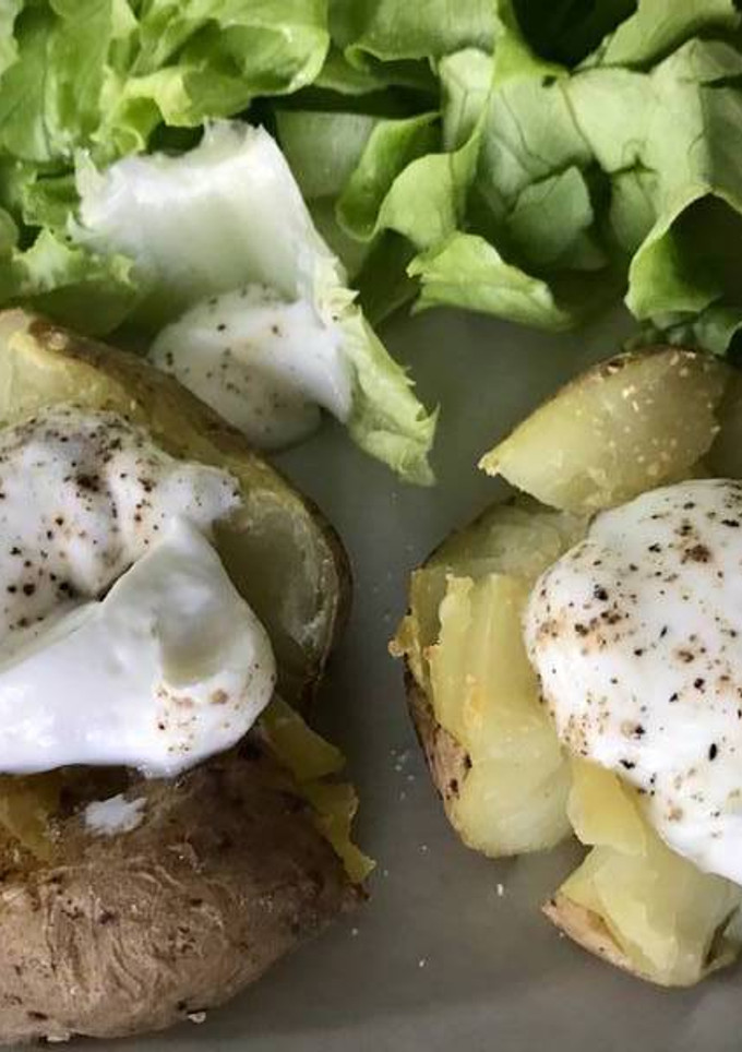 Una foto de Patatas chafadas y especiadas al horno con yogur
