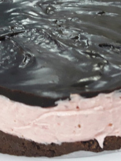 Una foto de Tarta de chocolate y Frutilla sin horno