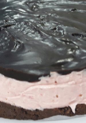 Una foto de Tarta de chocolate y Frutilla sin horno