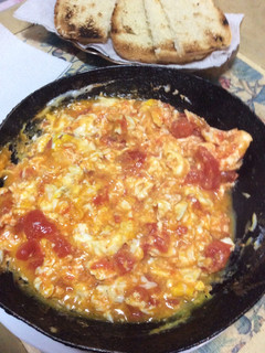 Una foto de Huevos con tomates 🥚 🍅