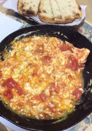 Una foto de Huevos con tomates 🥚 🍅