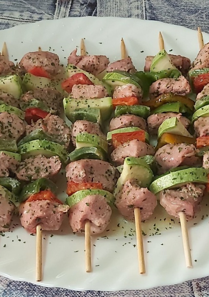 Una foto de Brocheta de pavo con verduras