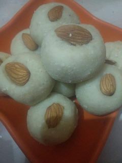 रवा तिल मावा लड्डू (Rava Til mava ladoo recipe in hindi) रेसिपी मुख्य फोटो
