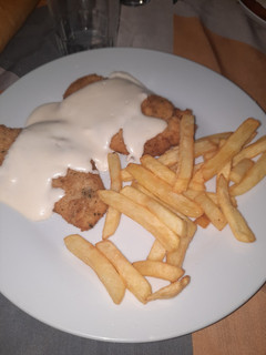Una foto de Pechuga empanada con salsa de queso
