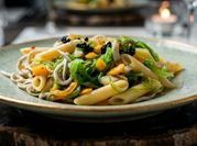 Una foto de ensalada macarrones