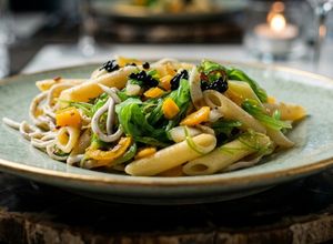 Foto principal de Macarrones en ensalada con Wakame y Notas Marinas