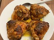 Una foto di sovracosce di pollo in forno