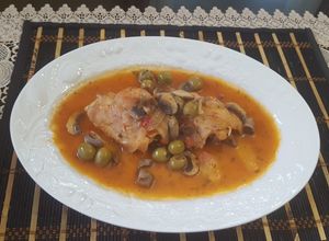 Una foto de Pollo con champiñones y aceitunas