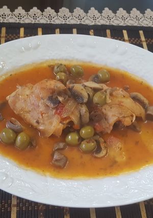 Una foto de Pollo con champiñones y aceitunas