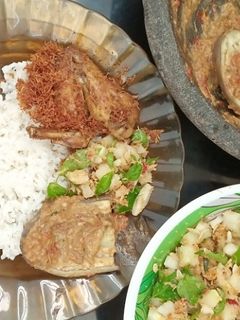 Foto resep Menu sarapan (ayam serundeng, sambel terong,trancam timun)