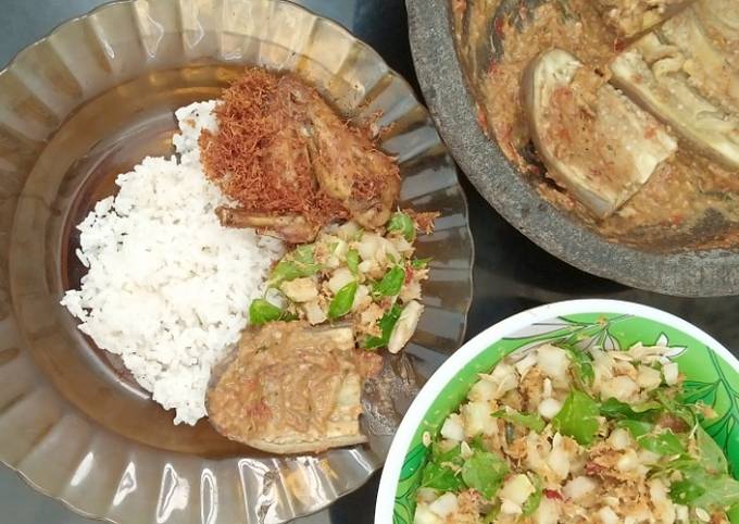 Resep Menu sarapan (ayam serundeng, sambel terong,trancam timun) yang Sempurna