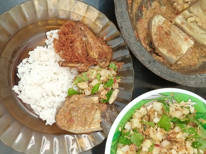 Resep Menu sarapan (ayam serundeng, sambel terong,trancam timun) yang Sempurna