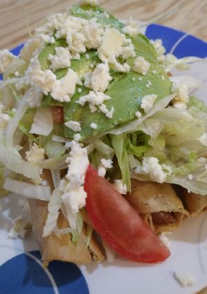Una foto de Tacos dorados de pollo
