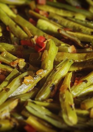 Una foto de Judías crujientes salteadas con jamón y albahaca